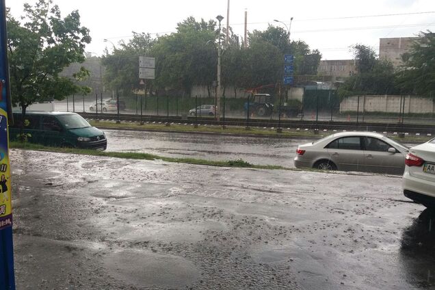 Еще один город Украины затопило ливнем: фото и видео