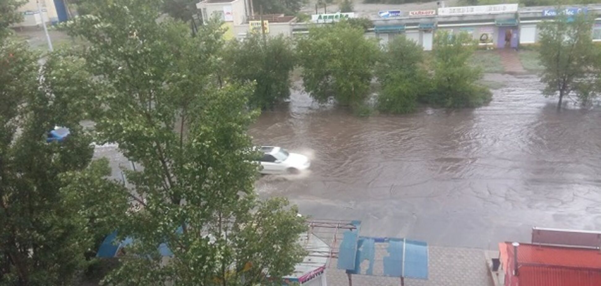 Водоспади в під'їздах: на Донбасі почався водний армагеддон