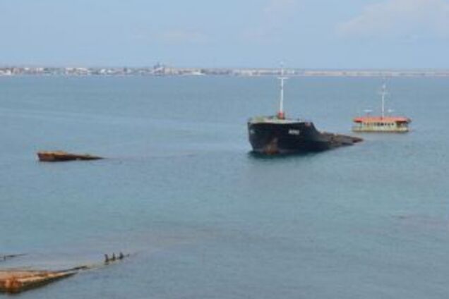 Пролежит полгода: появились фото затонувшего у берегов Крыма корабля