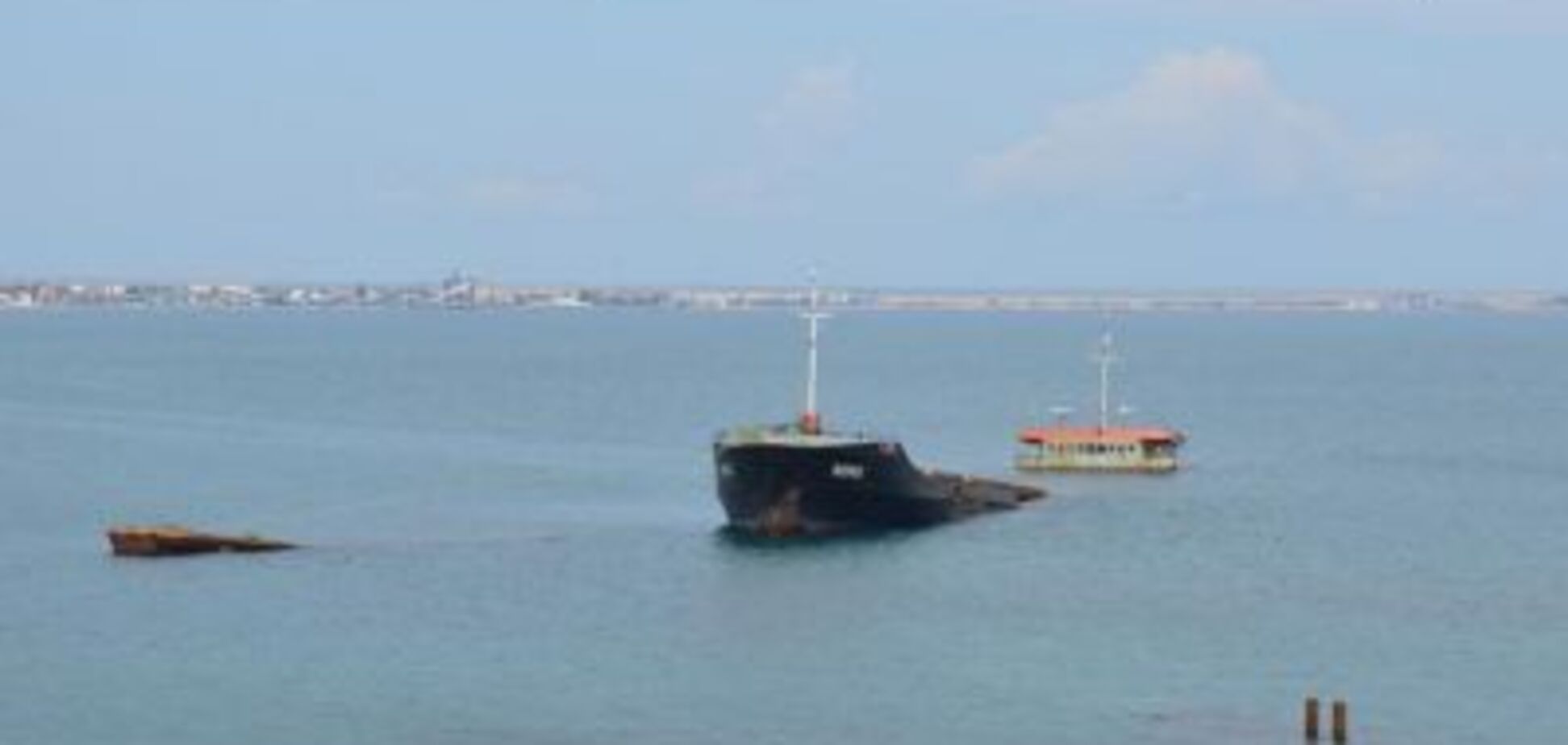 Пролежить півроку: з'явилися фото корабля, який затонув біля берегів Криму 