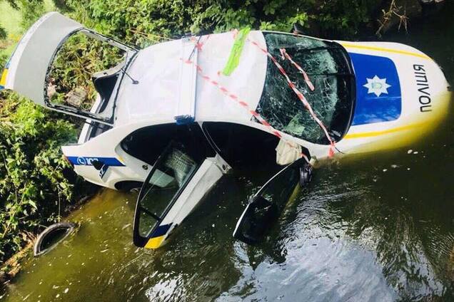 Утопили патрульное авто в реке: появились фото после эпичной погони