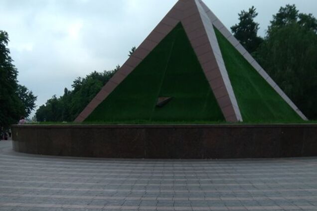 У Києві познущалися з пам'ятника часів СРСР: у мережі дискусія