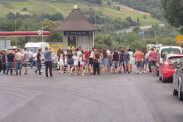 Копы зверски избили парней на Закарпатье: в селе вспыхнул народный бунт