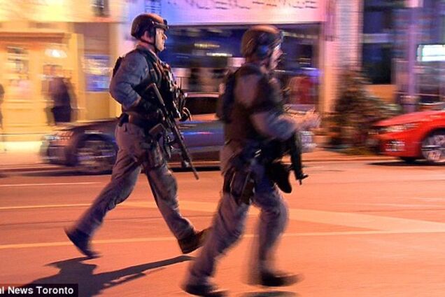 У Торонто невідомий розстріляв людей у торговому центрі