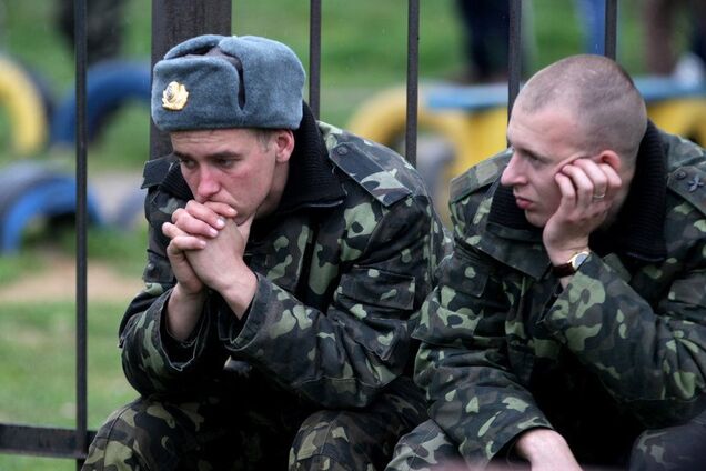 'Вывозили в лес копать яму и избивали': в воинской части на Львовщине истязались над бойцами