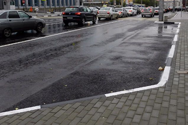 В Києві почали облаштовувати паркувальні кишені