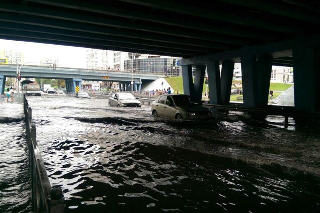 Машины тонут: в Киеве затопило улицы мощным ливнем