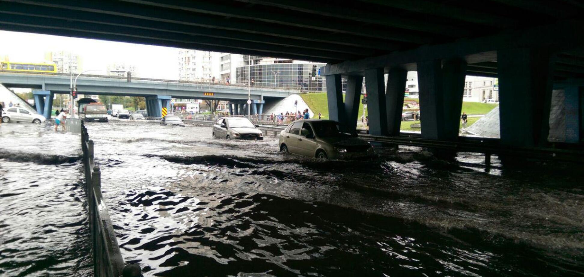 Машини тонуть: у Києві затопило вулиці потужною зливою
