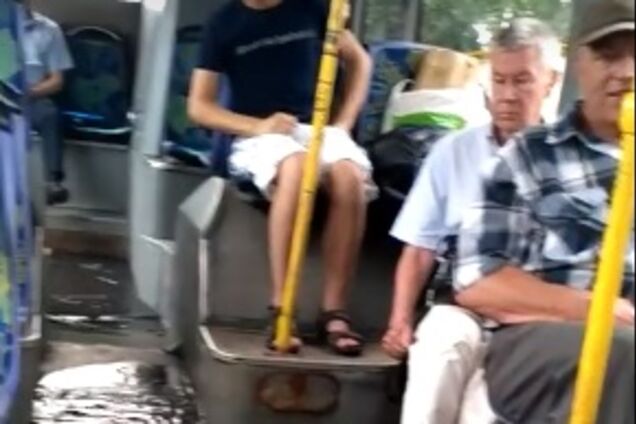 'Настоящая амфибия': появилось видео плавающего в ливень автобуса в Киеве