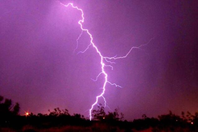 На Донбасі блискавка вдарила в натовп людей: загинули жінка і дитина