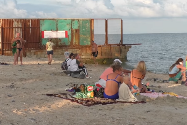 'В 10 вечера домой': как отдыхают на единственном курорте в 'ДНР'