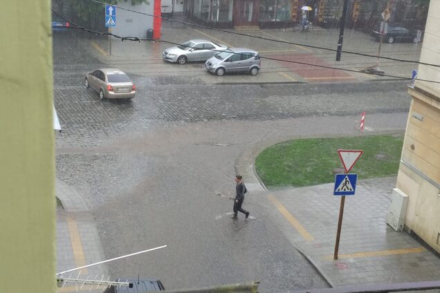 'Такий сором!' В мережі розлютилися через відео з затопленням у Львові