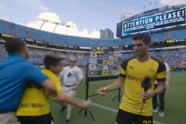 Футболист 'Боруссии' 'спас' юного болельщика от охраны: опубликовано видео