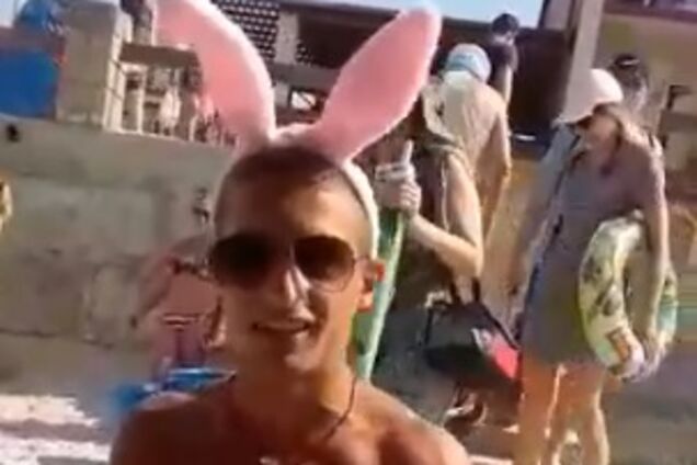 'Зайка с креветками': продавец на пляже в Украине стал звездой в сети