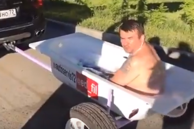 Когда у россиян отберут авто: видеоблогер снял на видео заезд в ванной