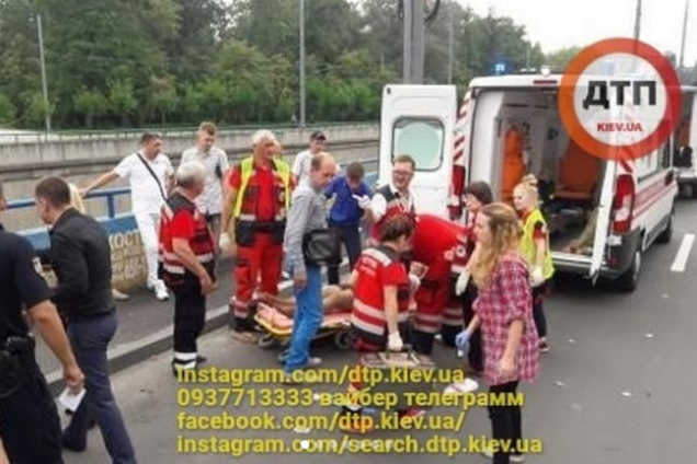 У Києві авто влетіло у людей на тротуарі: з'явилися перші фото та відео з місця смертельної ДТП