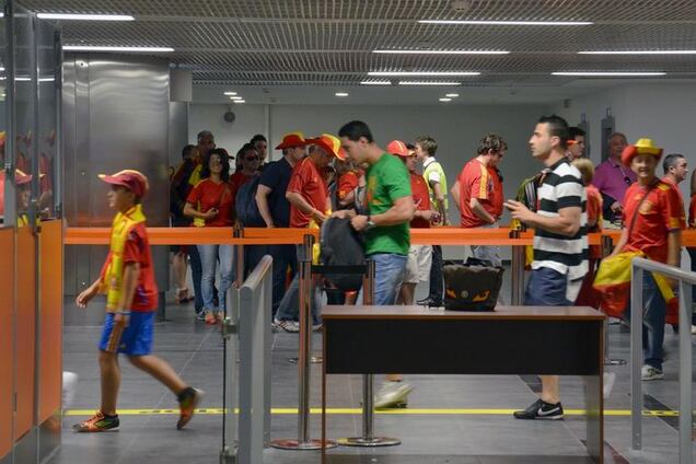 Выезд за границу без разрешения одного из родителей: в Минюсте объяснили, как это работает