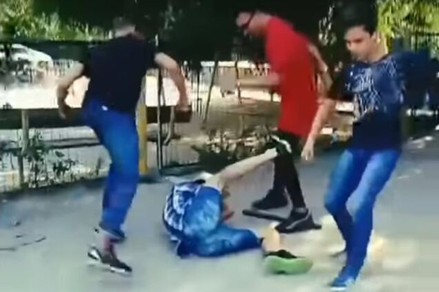 В запорожском дворе парни набросились на пьяного мужчину (ВИДЕО)