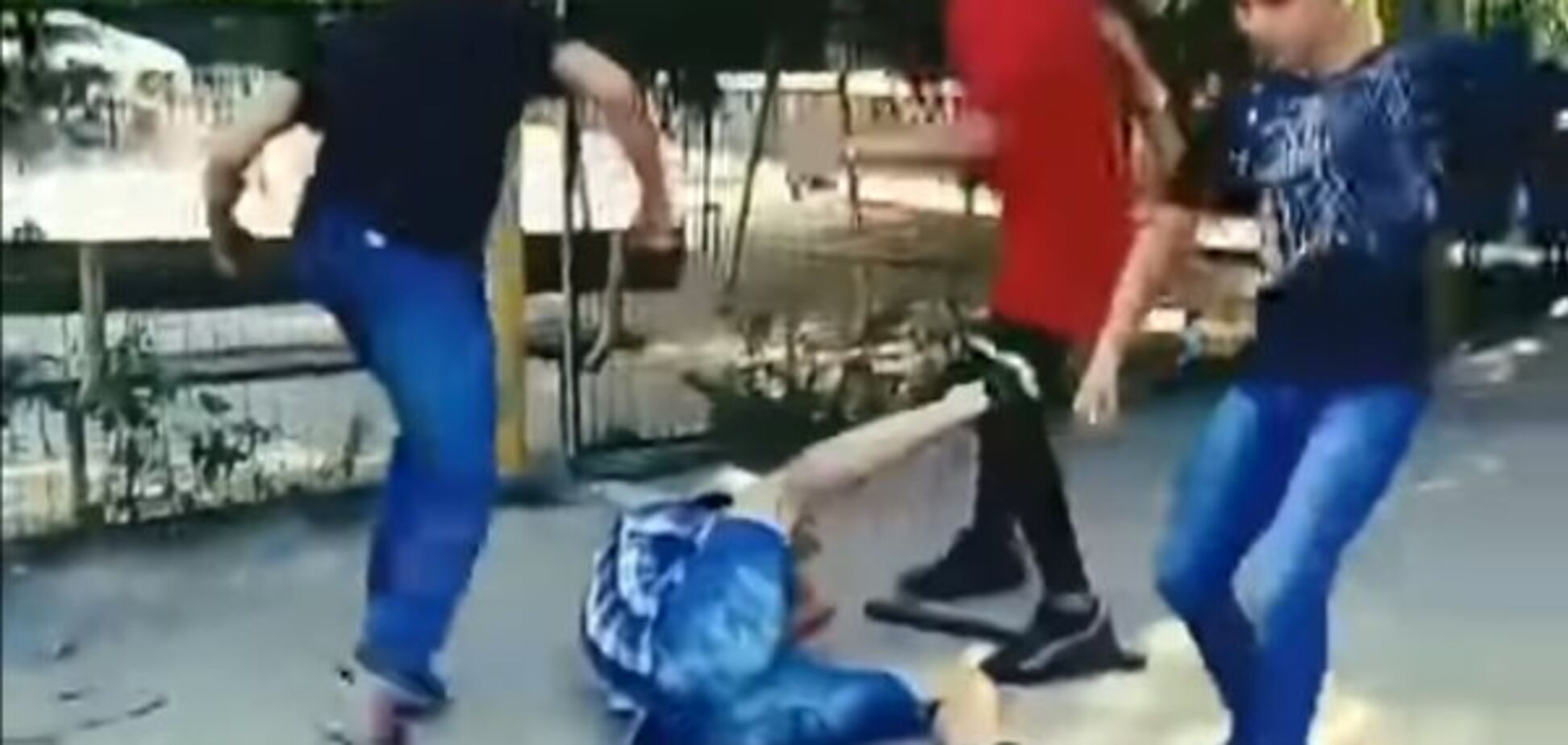 В запорожском дворе парни набросились на пьяного мужчину (ВИДЕО)