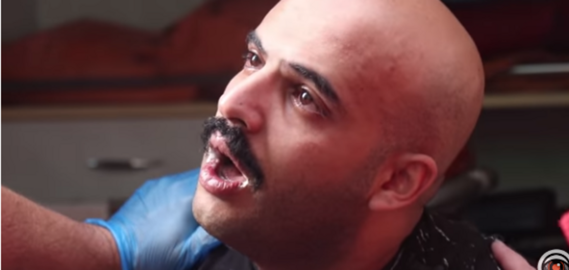 В центре Киева мужчина пытался устроить суицид: первое видео