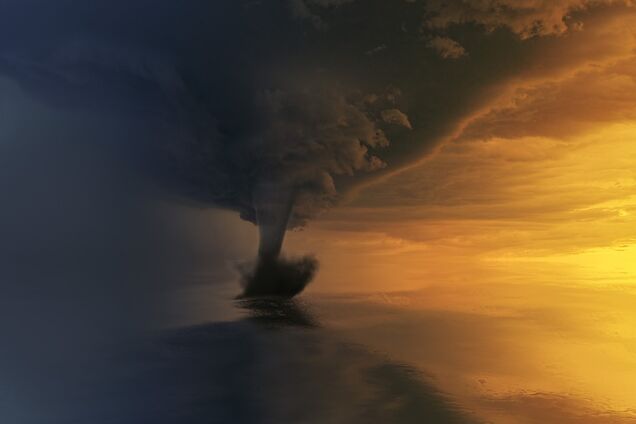 'Зараз він нас наздожене': рибалки зняли на відео смерч в Чорному морі і прославилися в мережі