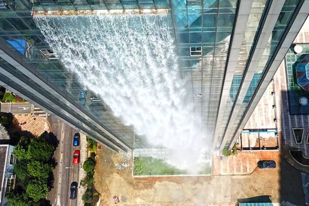 Китай удивил водопадом на небоскребе: впечатляющее видео