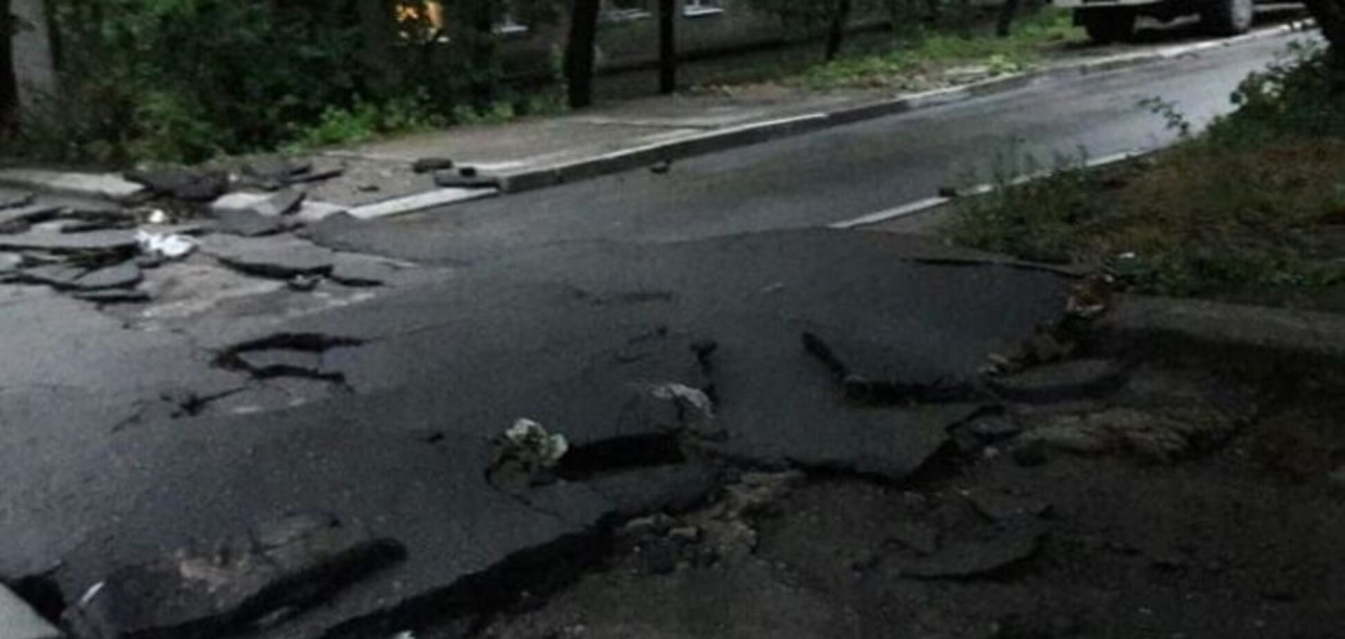 В запорожских дворах всплыл асфальт