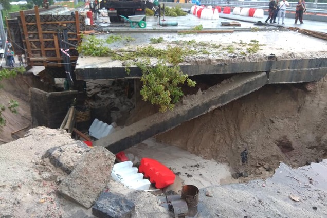 В Киеве обрушился мост: что произошло и как объехать. Фото и видео