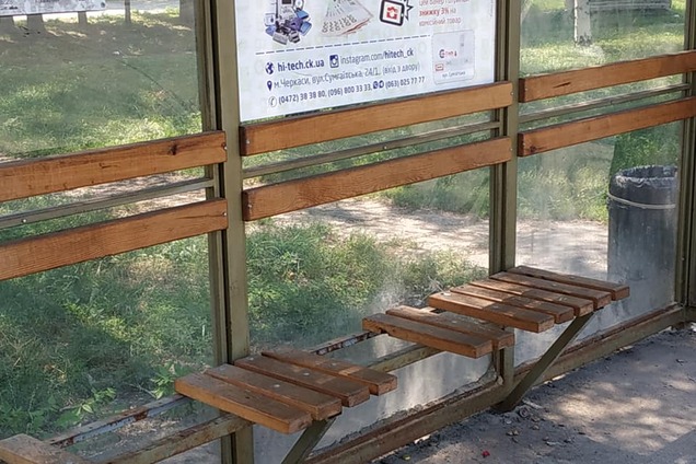 'Купували, як золоті': в Черкасах обурилися через схеми з іржавими зупинками