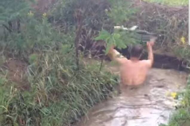 Залило по шею: в сети показали потоп на донбасских позициях ВСУ