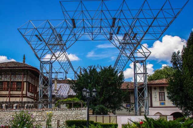 Россияне изуродовали знаменитый дворец в Крыму: фото и видео