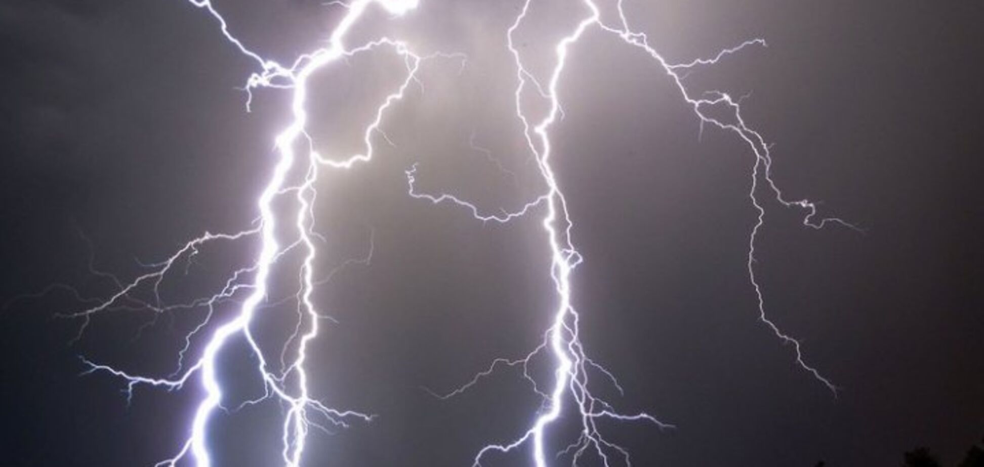 В Запорожской области в двоих человек попала молния