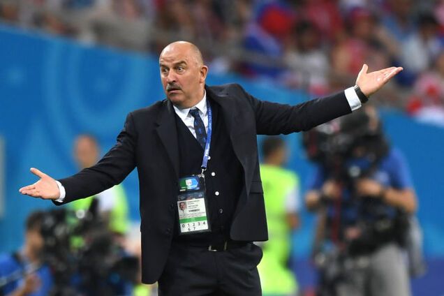 'Не можете, собаки, не можете': тренера сборной РФ по футболу Черчесова загнобили в сети за размер зарплаты