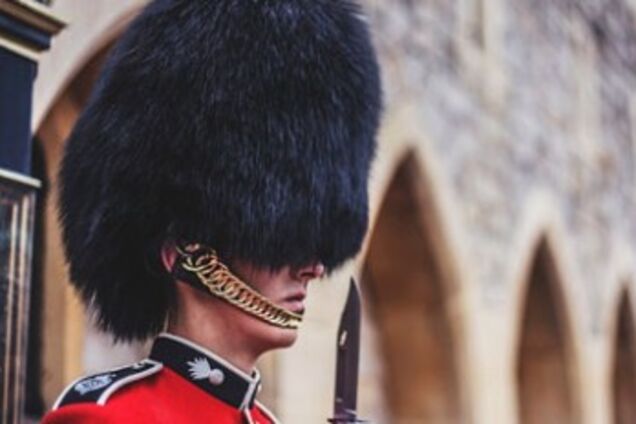 В Британии королевский гвардеец пнул мешающую ему туристку 