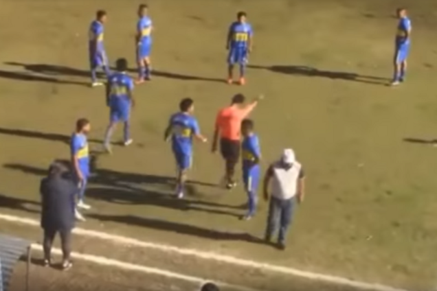 Видео года: перуанский судья стал звездой, 'сломав' систему VAR