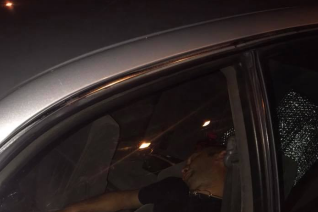 Cплячий у машині злодій