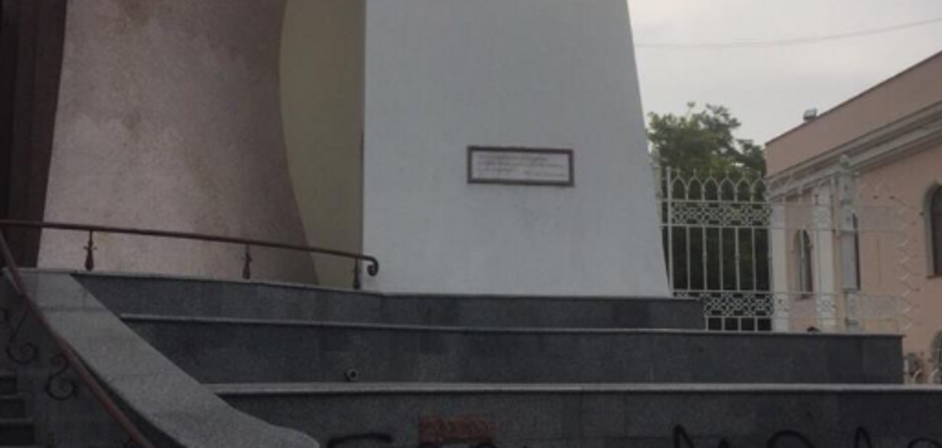 'Гори, мр*зь!' В Одессе неизвестные осквернили храм УПЦ 