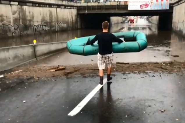 'Лівий берег не пропонувати': киян розсмішило відео з човнярем після потопу