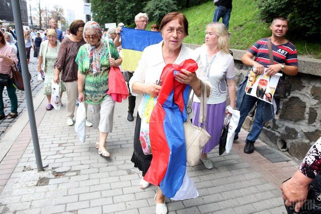 На Крестном ходе в Киеве развернули флаг России: фотофакт