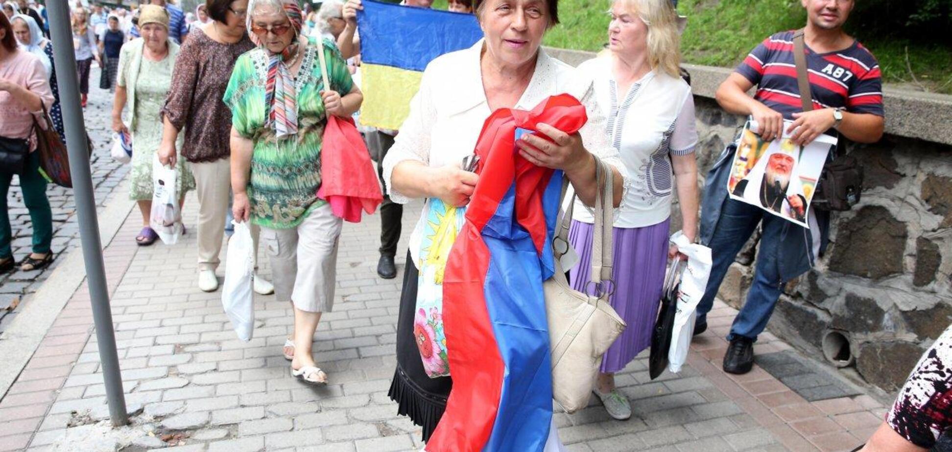 На Крестном ходе в Киеве развернули флаг России: фотофакт
