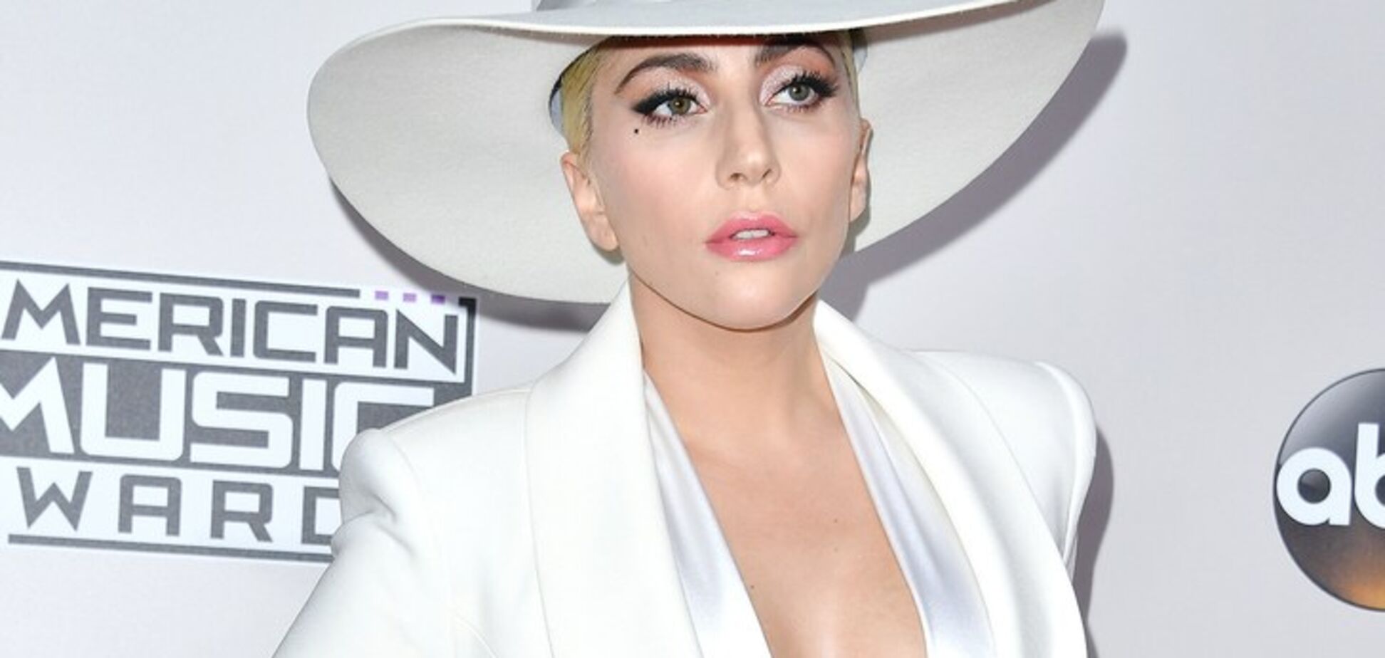 Леді Гага в прозорій сукні на голе тіло влаштувала відверту фотосесію