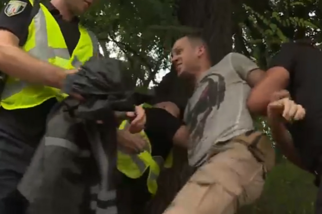 Во время Крестного хода в Киеве произошли стычки: появилось первое видео