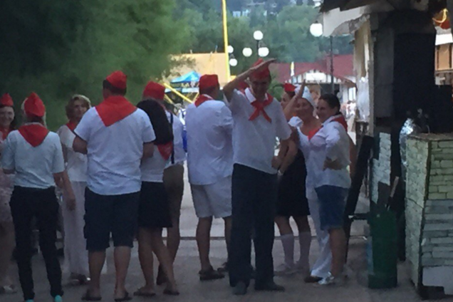 'Почему нет рядом санитаров?' Фото из Крыма взбудоражило сеть