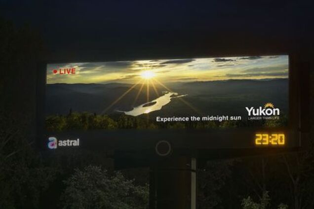 Трансляция из-за полярного круга: в Канаде появился странный билборд