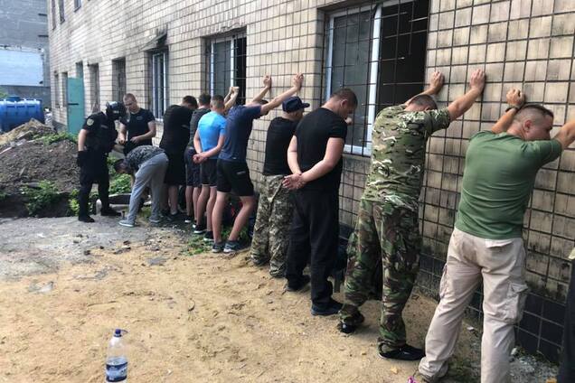 В Одессе вооруженные люди захватили предприятие