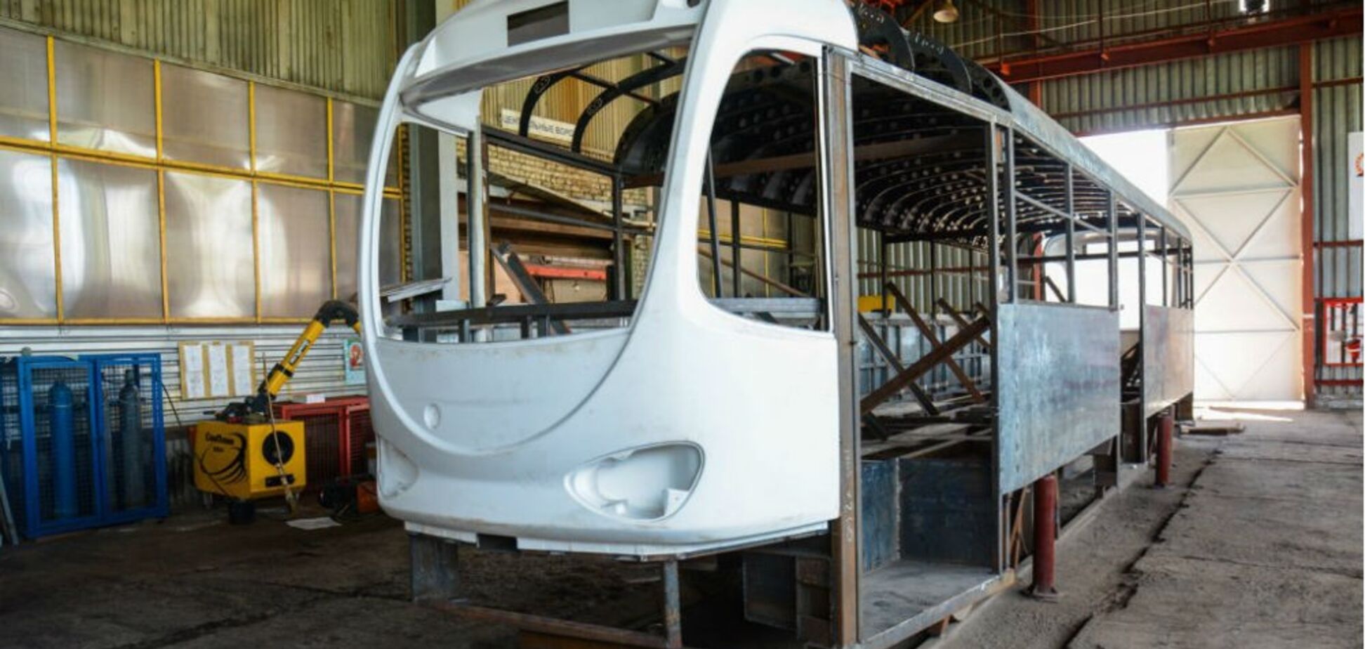 Правильно пофарбували: в мережі висміяли перший 'ДНРовскій' трамвай