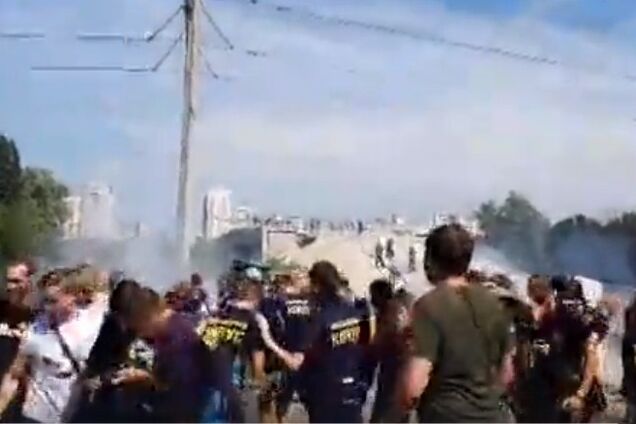 'Нацкорпус' против полиции: появилось видео массовой драки в Киеве на Осокорках