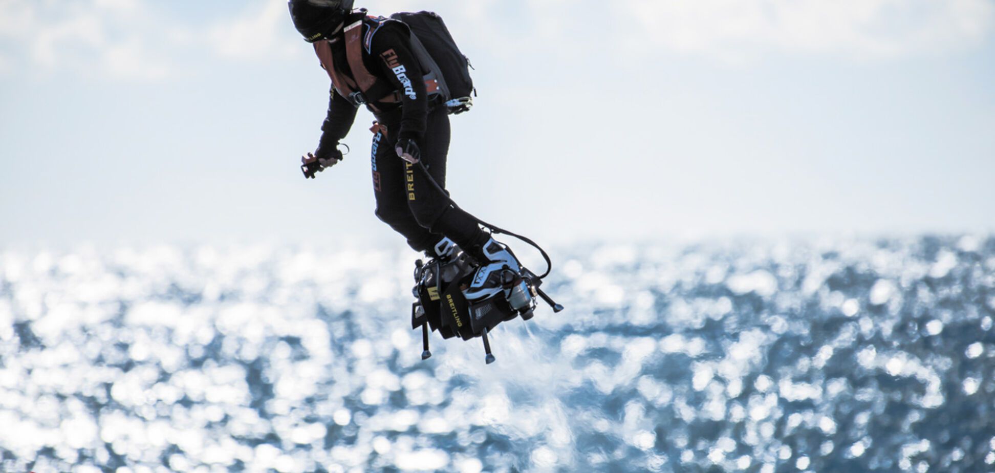 Изобретатель полетал на реактивной доске: появилось впечатляющее видео