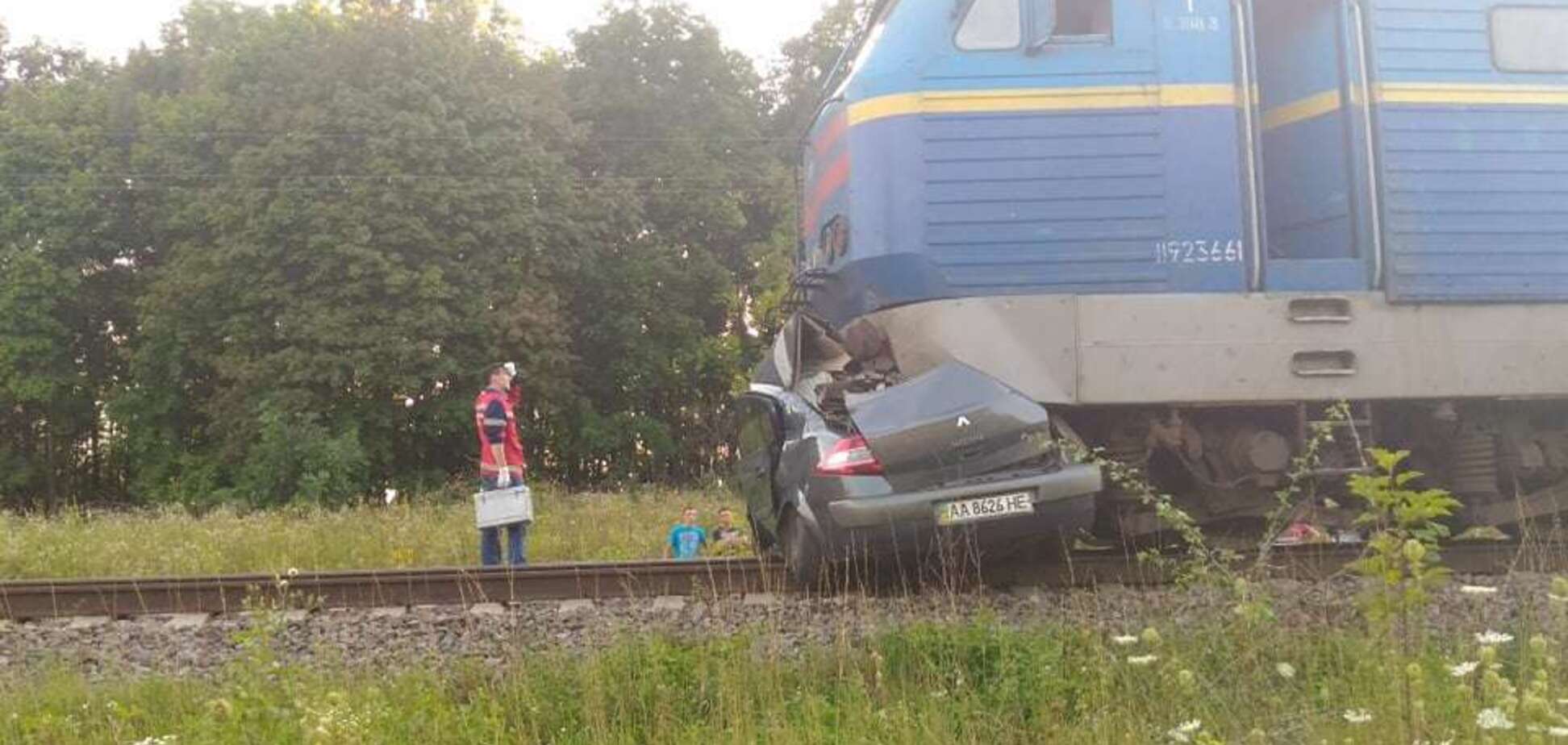 Під Києвом пасажирський потяг розчавив авто: фото смертельної трагедії