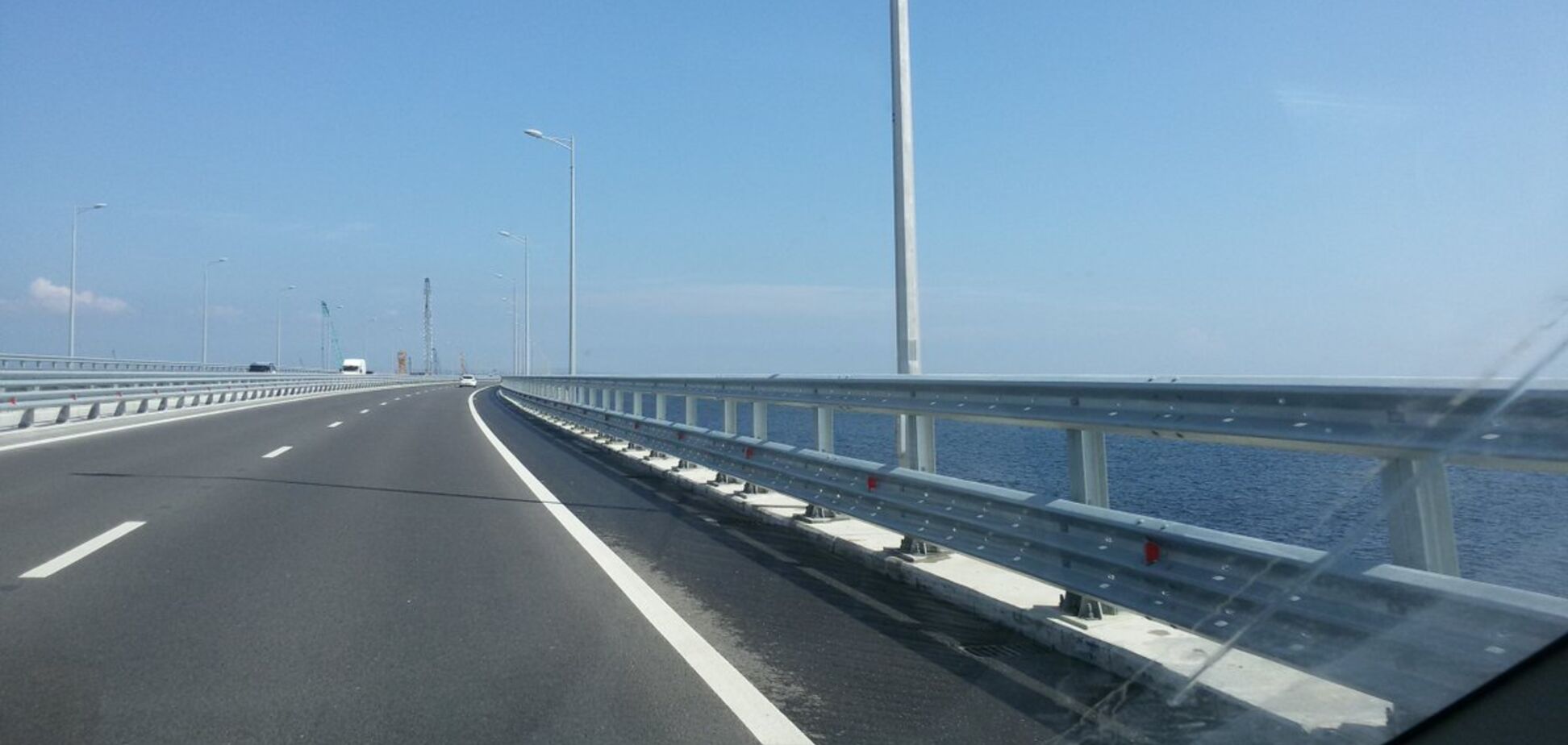 'Трафік скажений': в мережі висміяли пустельні фото Кримського мосту